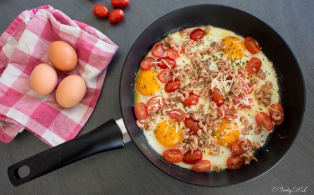 Gebakken spiegelei met kerstomaten en garnalen