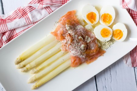 Witte asperges met gerookte zalm, room en een eitje