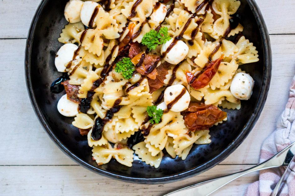 Koude pasta met zongedroogde tomaten, mozzarella en basilicum - Vickylicious