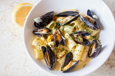 Rigatoni met mosselen en saffraansaus