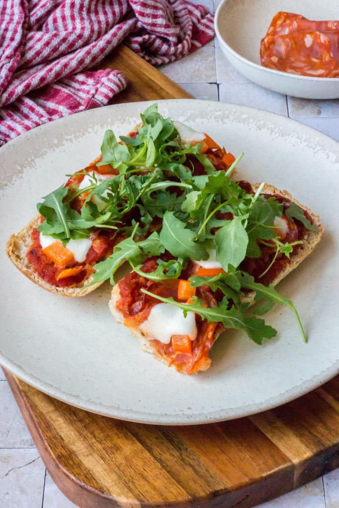Ciabatta pizza met chorizo, rode paprika en mozzarella - Vickylicious