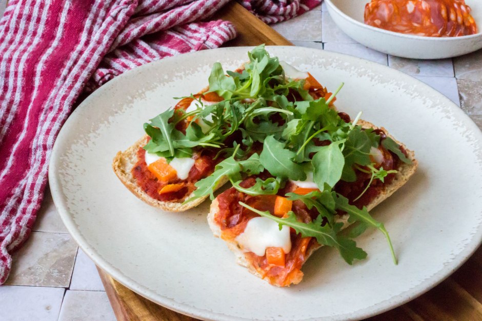 Ciabatta pizza met chorizo, rode paprika en mozzarella - Vickylicious