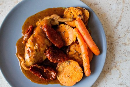 konijn met zoete aardappel en worteltjes