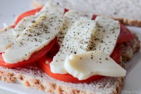 Croque tomaat-mozzarella met spiegelei