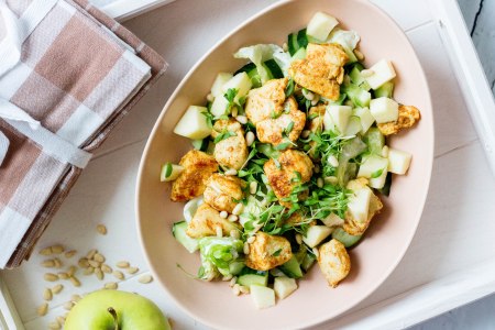 Salade met kip, appel, komkommer en yoghurtdressing