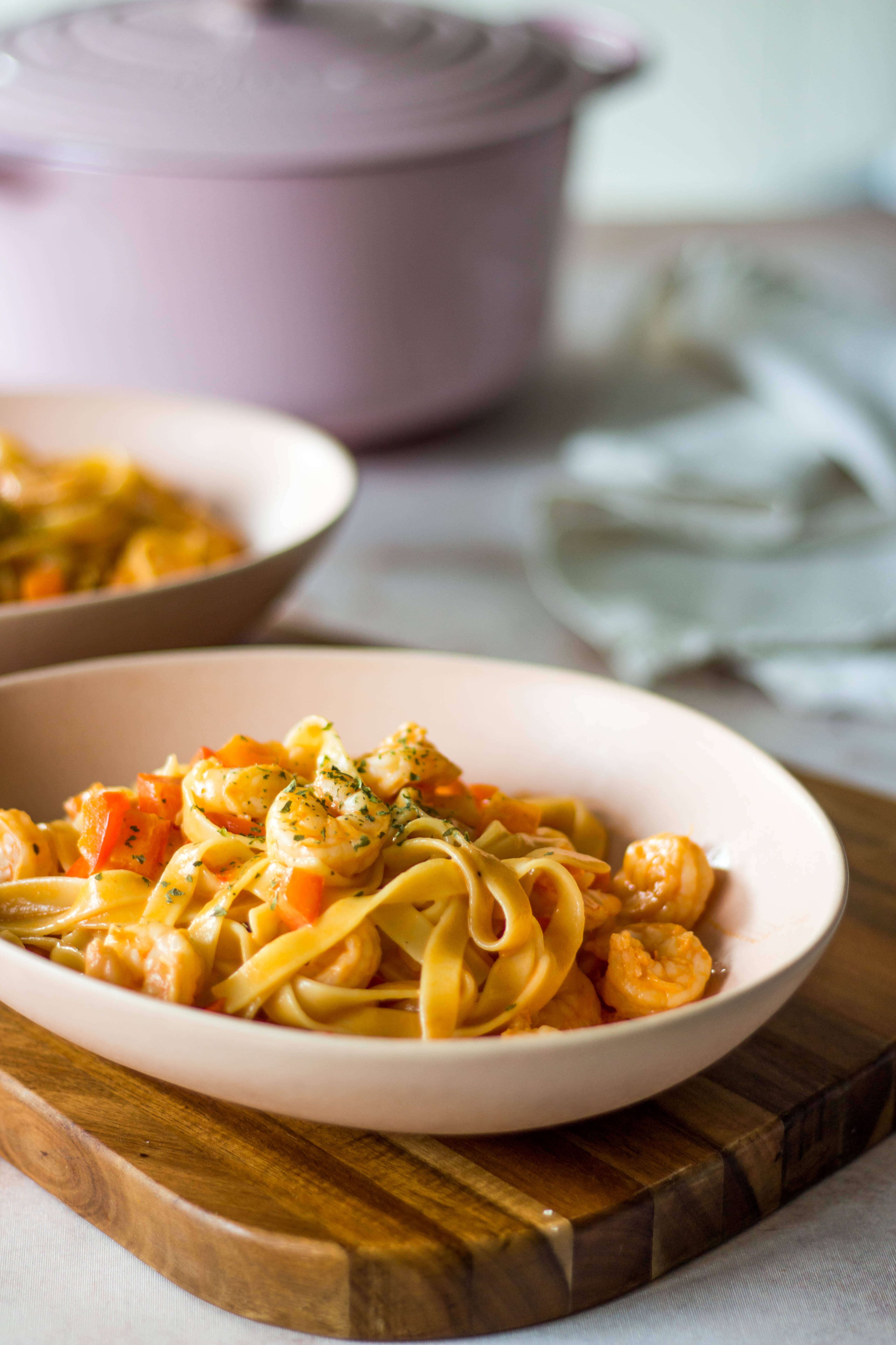 Tagliatelle met scampi in een romige paprikasaus - Vickylicious