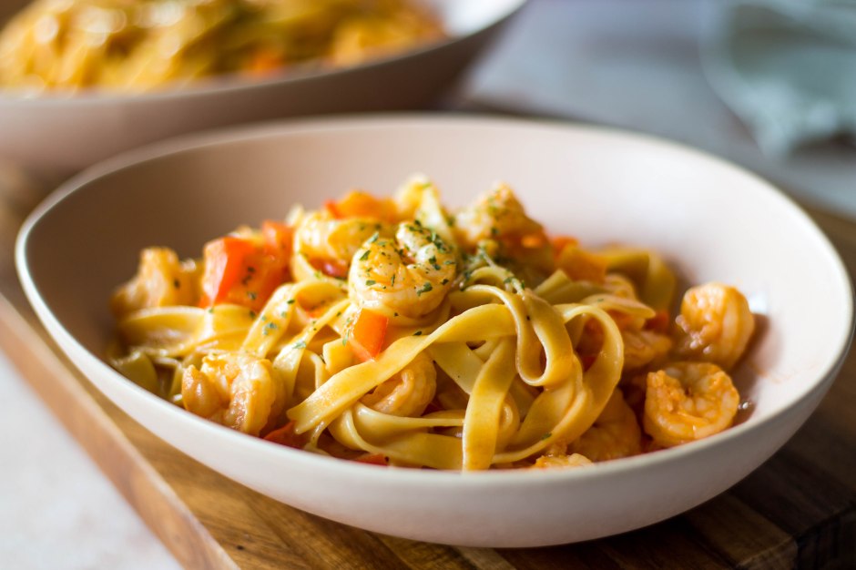 Tagliatelle met scampi in een romige paprikasaus - Vickylicious