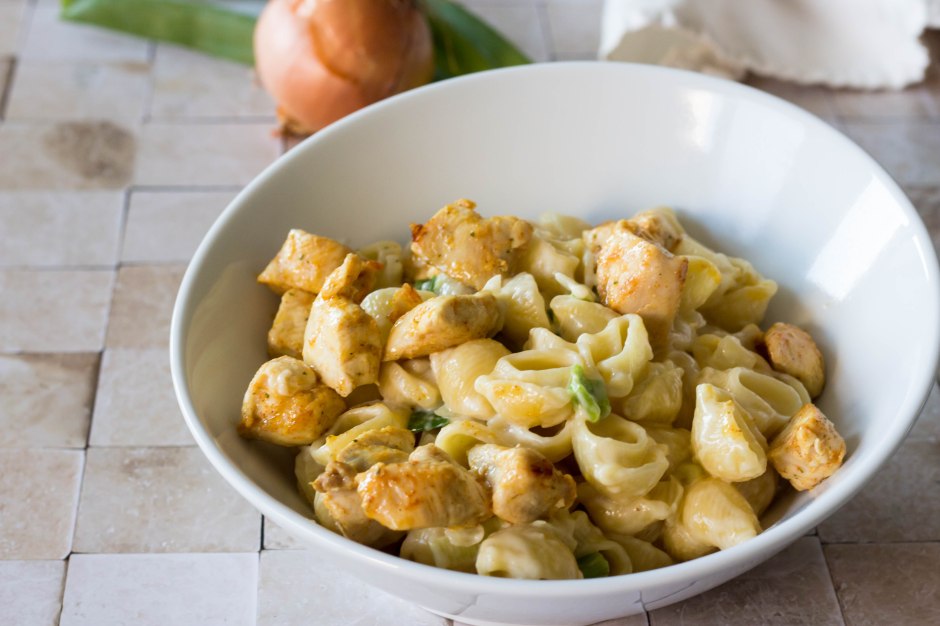 Pasta met kip in romige uiensaus - Vickylicious