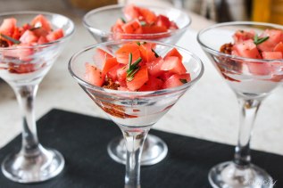 hapje van ricotta, tomaat en rode pesto