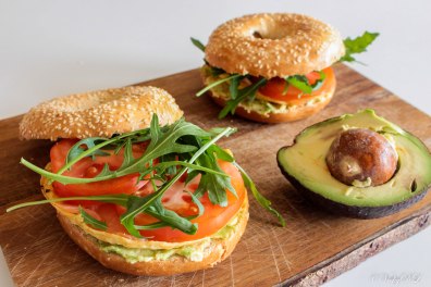 bagel met avocado, gerookte zalm en omelet