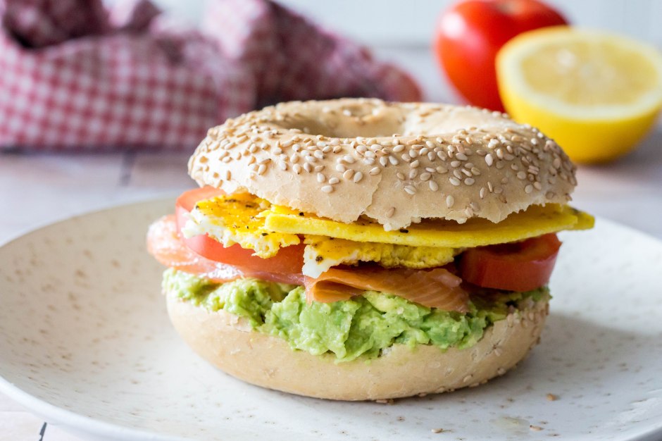 Bagel met omelet, avocado en gerookte zalm - Vickylicious