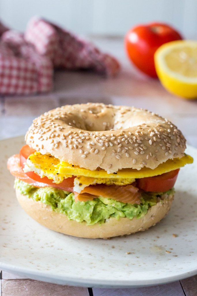 Bagel met omelet, avocado en gerookte zalm - Vickylicious