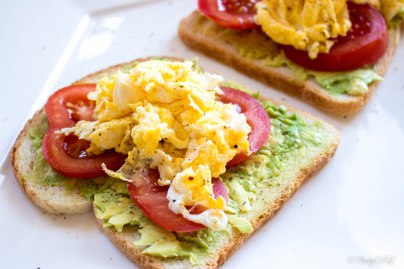 toast met avocado, tomaat en roerei