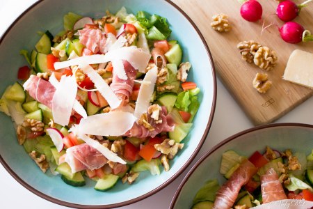 slaatje met parmaham en walnootolie