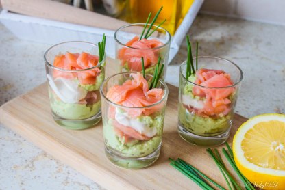 Glaasje avocadomousse met gerookte zalm en zure room