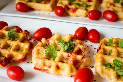 Hartige wafels met spek en tomaat