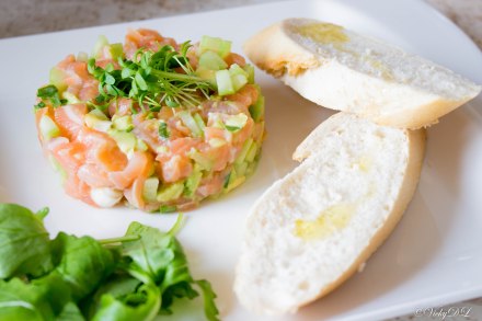 zalmtartaar met avocado en komkommer