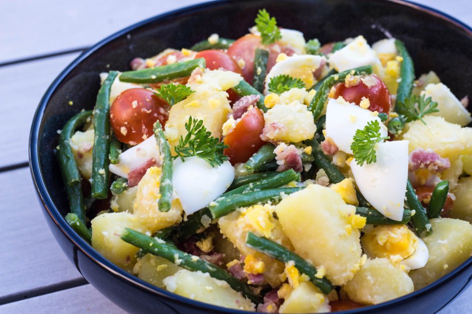 Aardappelsalade met boontjes, spek en eieren - Vickylicious
