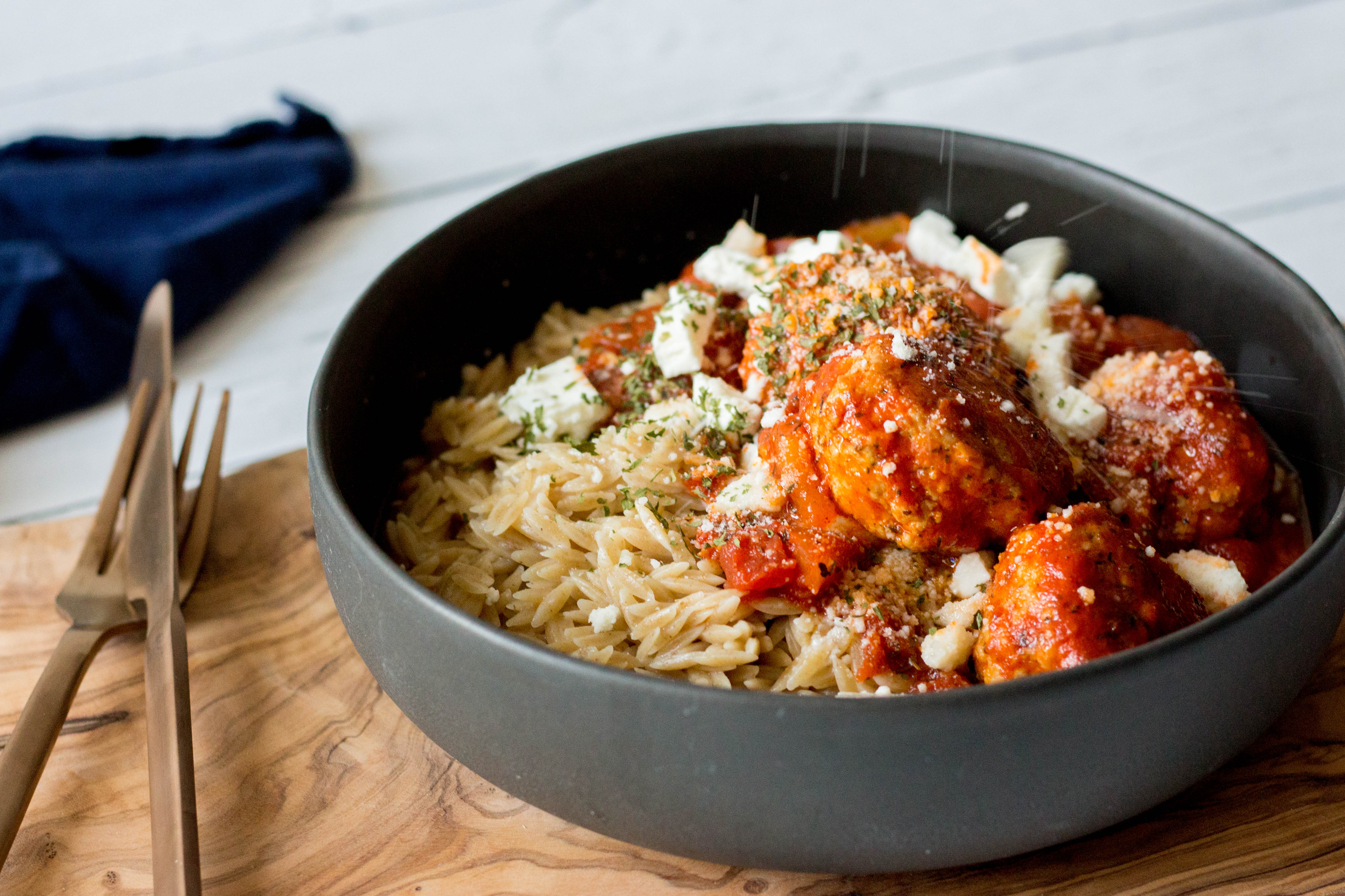 orzo met gehaktballen in tomatensaus