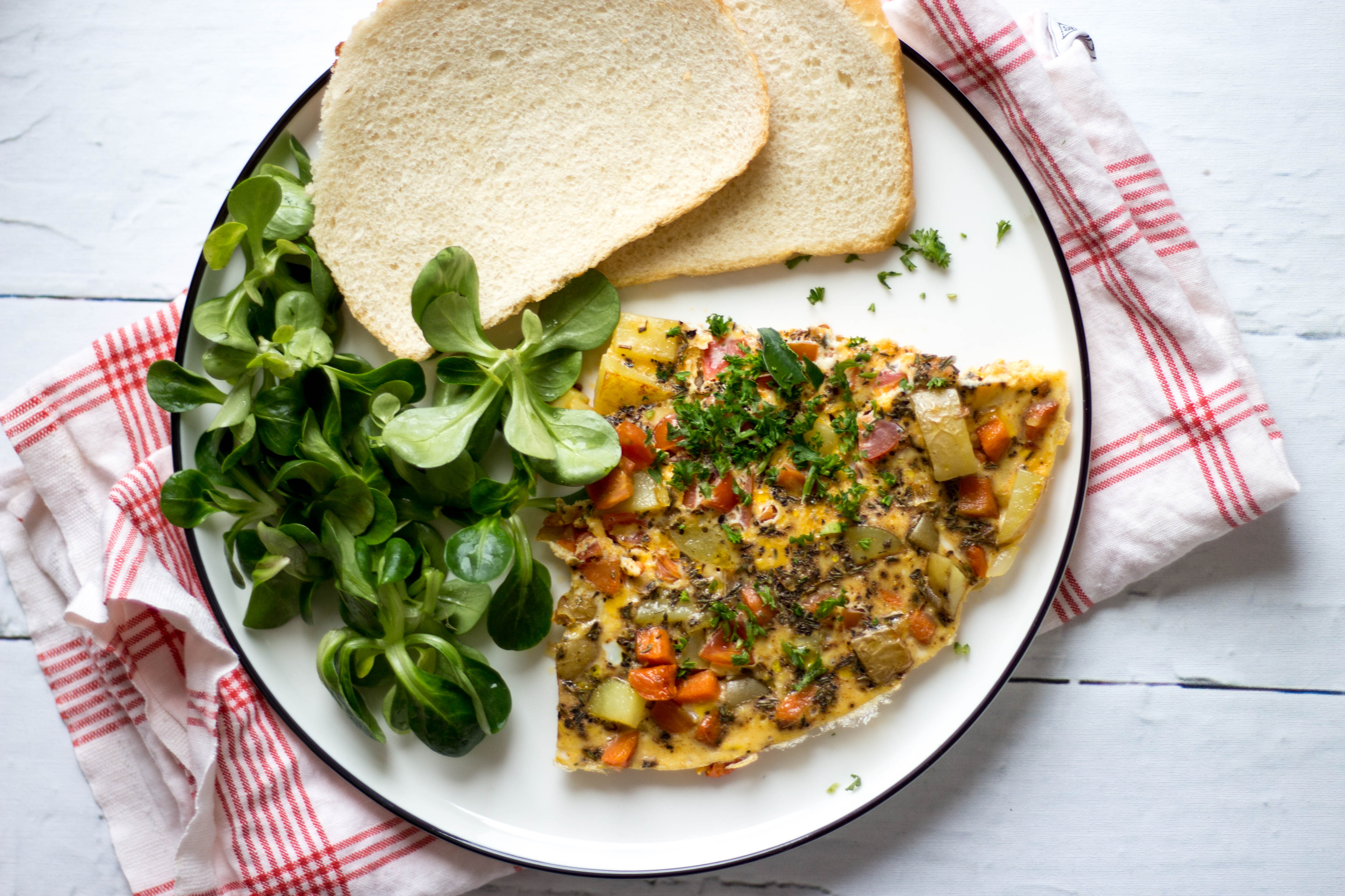 Tortilla met aardappelen, wortelen en kerstomaten