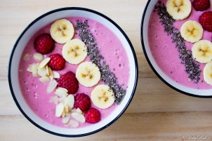 Smoothie bowl van banaan, frambozen en amandelyoghurt