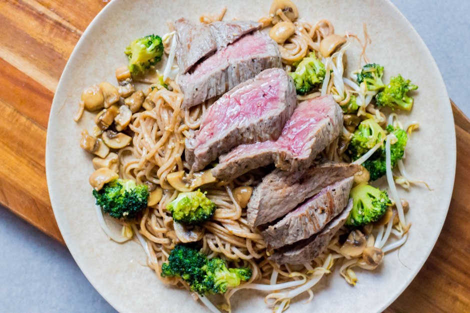 Noedels met broccoli, champignons en biefstuk - Vickylicious
