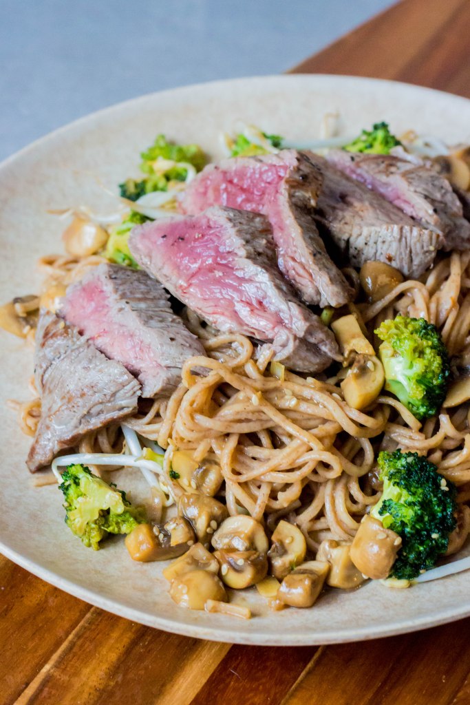 Noedels met broccoli, champignons en biefstuk - Vickylicious