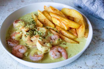 Scampi in curry met ovenfrietjes