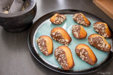 Madeleines met melkchocolade en amandelschilfers