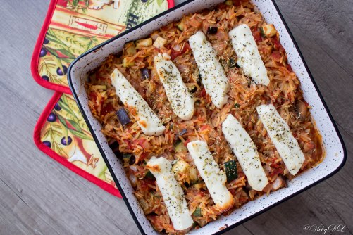 Orzo met aubergine, courgette en halloumi uit de oven