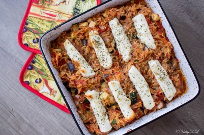 Orzo met aubergine, courgette en halloumi uit de oven