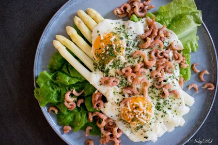 Witte asperges met spiegelei en garnalen