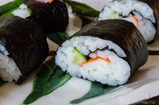 Sushi met surimi en komkommer