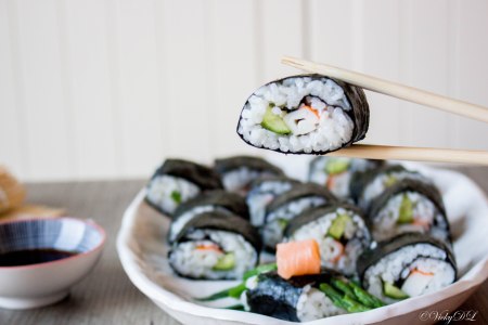 Sushi met surimi en komkommer