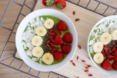 Smoothie bowl van mango, banaan, avocado en munt