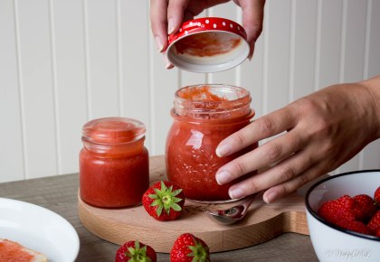 confituur van aardbei en rabarber