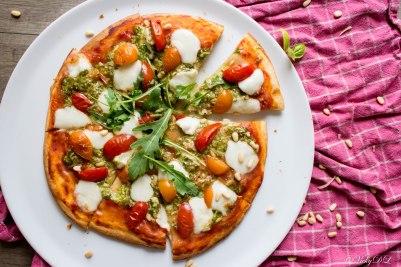 Pizza met basilicumpesto, kerstomaten en mozzarella