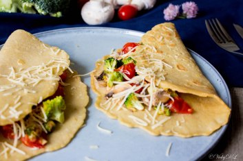 Kikkererwtenpannenkoeken met champignons, broccoli en kerstomaten