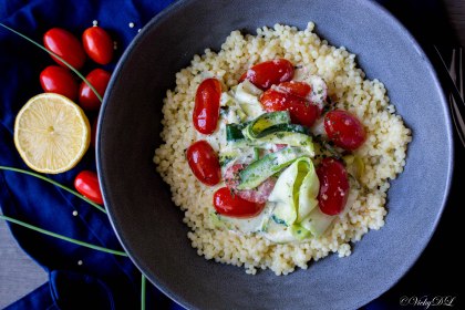 Romige parelcouscous met courgette en kerstomaten