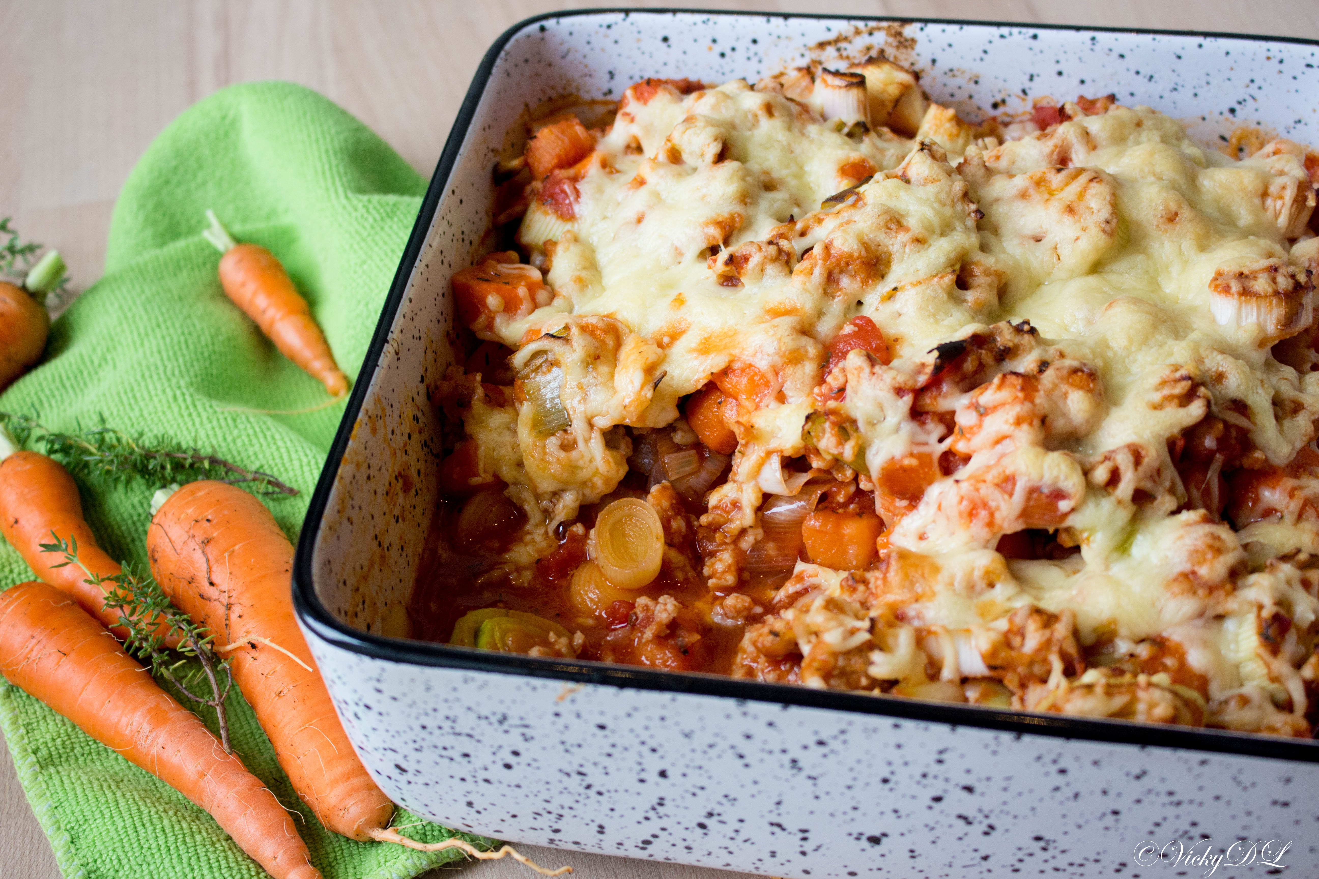 Ovenschotel van gehakt, wortel, zoete aardappel en prei