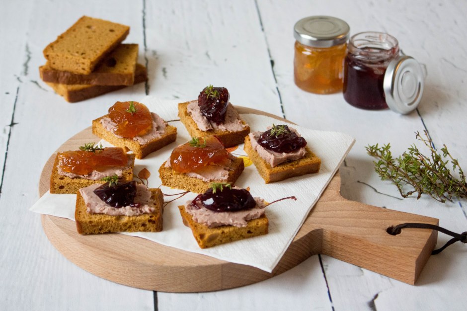 Peperkoek met wildpaté, confituur en tijm - Vickylicious