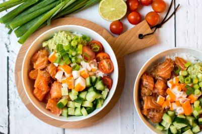 Poké bowl met rijst en gemarineerde zalm