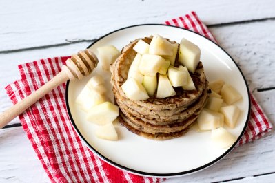 Boekweitpannenkoeken met peer en honing
