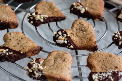 Koekjes van cashewnoten en dadels met donkere chocolade