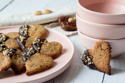 Koekjes van cashewnoten en dadels met donkere chocolade