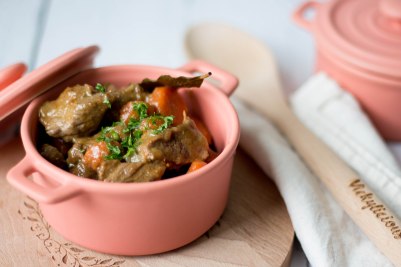 rundstoofpot met wortelen