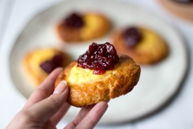 Vanillebroodjes met rode vruchtenconfituur