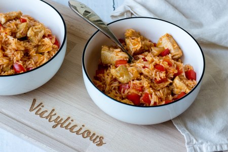 Wok met rijst, kip, paprika en zoetzure saus