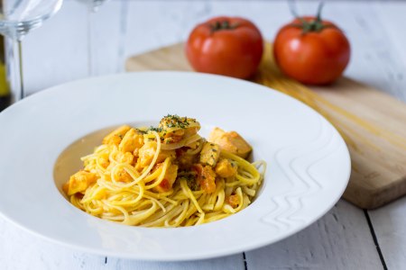 Spaghetti met tomaat-saffraansaus en zalm