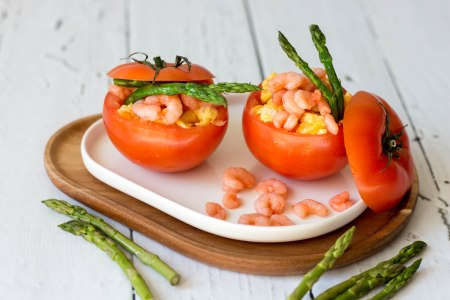 Gevulde tomaat met roerei, garnalen en groene asperges